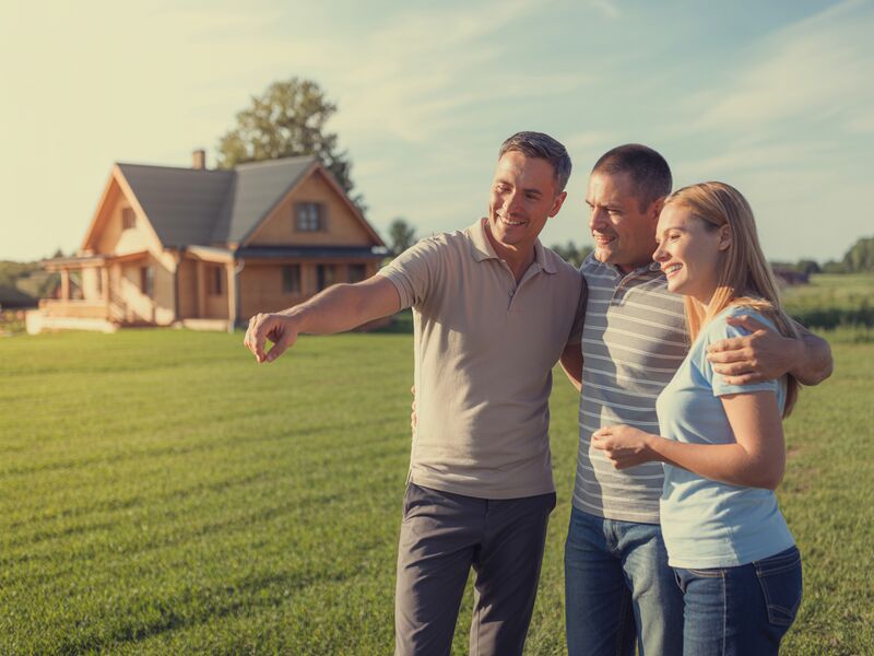 Земельный эксперт помогает семье выбрать участок